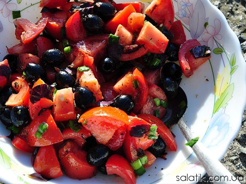 помидорный салат с оливками