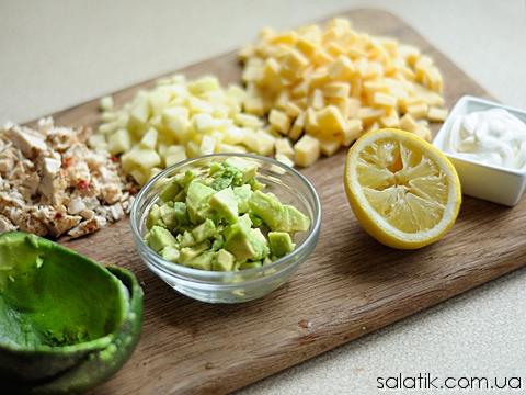 салат с печеным мясом в авокадо продукты