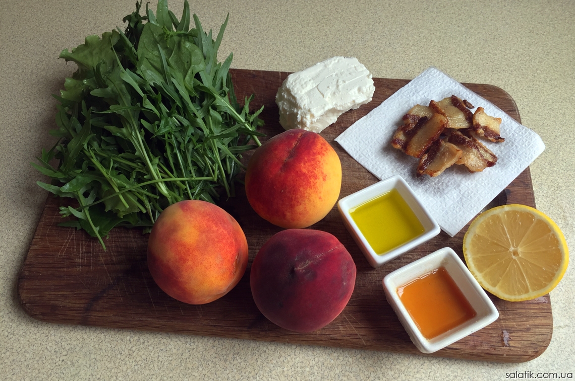 салат с рукколой и персиками с беконом продукты